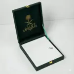 غترة ملكي خاص بيضاء للرجال داخل علبة التقديم
