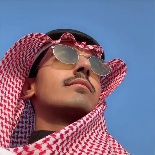 شماغ أحمر في إطلالة رجالية خارجية