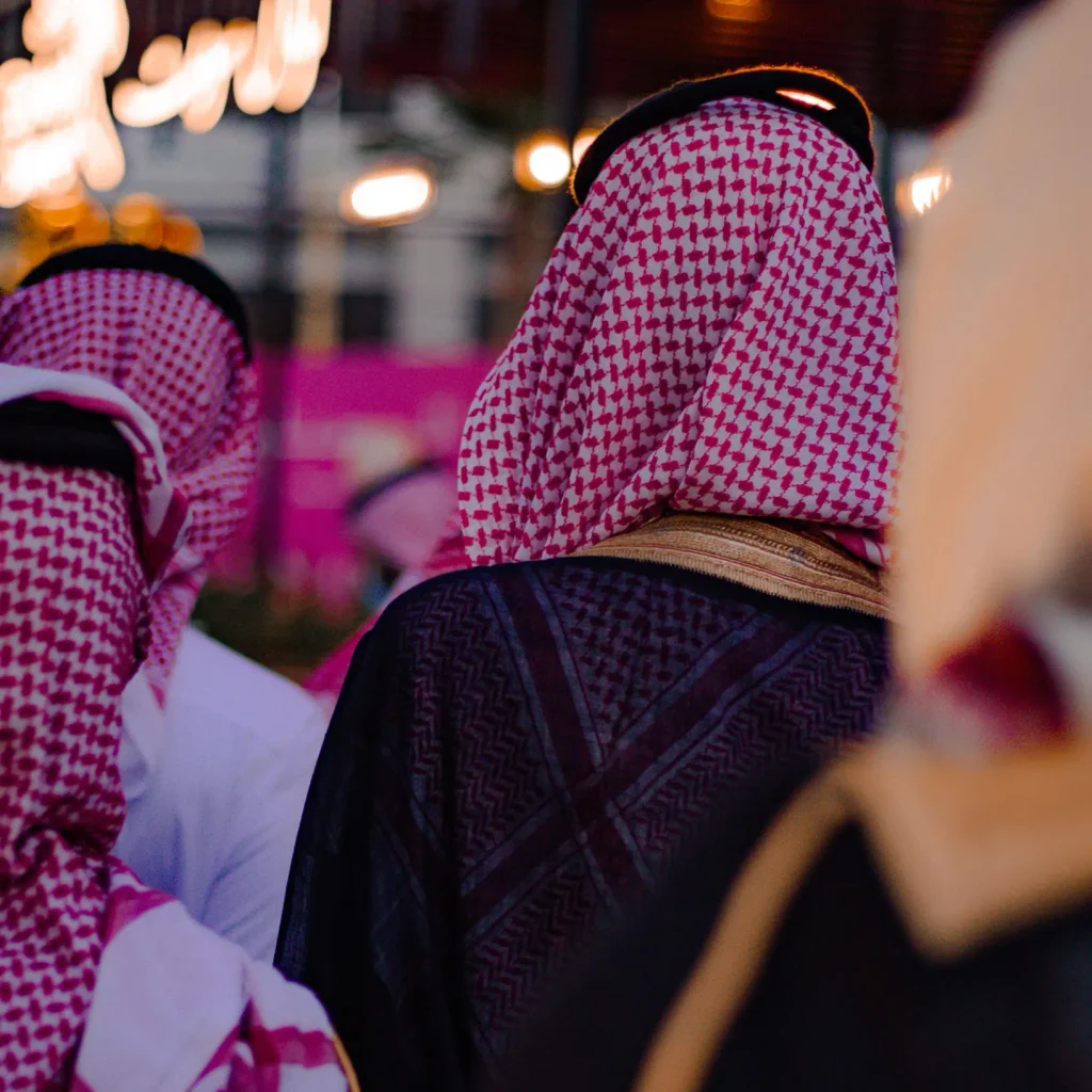 رجال يرتدون الشماغ في السعودية