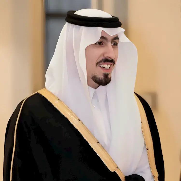 الشماغ مع الزي السعودي الرسمي والبشت